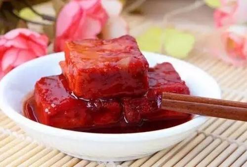 过年开车出门时不宜食用以下哪种食物